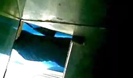 Teen სკოლის წყვილი გვიჩვენებს კარგი სენსუალური სქესის