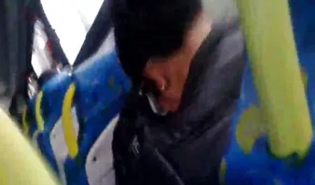 ორი წვნიანი ხანგრძლივი haired blondes squeeze pussies